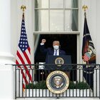 Donald Trump sul balcone della Casa Bianca senza mascherina