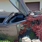 Incidente in auto: perde il controllo della macchina e vola nel giardino di una casa