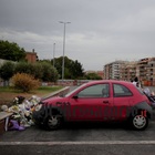 Auto parcheggiata sui fiori: la foto del Messaggero indigna il web