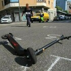 Milano, cade dal monopattino guidato dall'amico e batte la testa: 16enne finisce in coma