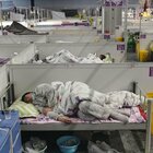 Shanghai, impiegati costretti a dormire in ufficio per permettere alle aziende di ripartire