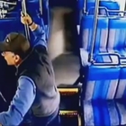 Pestaggio sul bus: autista tenta di far scendere un ragazzo e viene aggredito