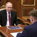 Putin, mossa anti tradimento: nessuno può lasciare Mosca (e la Russia). Le auto sanzioni a funzionari e vertici