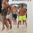 Francesco Totti e Pierfrancesco Favino si sfidano a beachvolley nel lussuoso resort alle Maldive