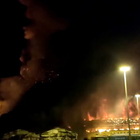 Incendio al porto di Ancona, notte di paura: «Chiudete le finestre, se potete non uscite di casa»