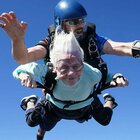 Morta la nonnina di 104 anni che si era lanciata con il paracadute: non vedrà riconosciuto il suo Guinness World Record