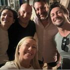 Meloni e Salvini, a cena in Toscana: le foto con Giambruno, Francesca Verdini e le figlie, tra bistecche e vino rosso