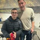 Anzio, Totti a cena da "Romolo al Porto": firma la maglietta della Roma di un ragazzo che sognava di incontrarlo