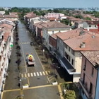 Alluvione Emilia-Romagna, mezzo anfibio al lavoro a Conselice