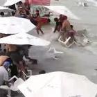 Brasile, terrore in spiaggia: onda anomala spazza via tutto, bagnanti in fuga