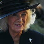 Camilla: «Elisabetta donna sola tra gli uomini»