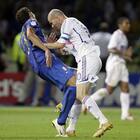 Materazzi, sorpresa a Napoli: compra la statuina della testata di Zidane. La foto fa il giro del web