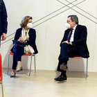 Mario Draghi si è vaccinato con Astrazeneca nell'hub di Roma Termini insieme alla moglie