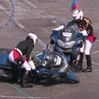 Sfilano davanti a Macron e cadono: figuraccia per due motociclisti della gendarmerie Video