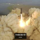 Starship, il razzo di Elon Musk esplode pochi minuti dopo il primo volo di prova. Ma SpaceX esulta: «Un successo»