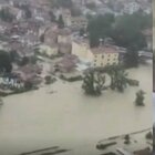 Cesena, esondato il Savio: persone bloccate sui tetti, auto sommerse dall'acqua