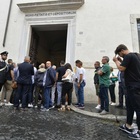 Carabiniere ucciso, folla alla camera ardente: affetto per la moglie (foto Daniele Leone/Ag.Toiati)