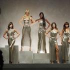 Versace mette in passerella 5 storiche top model, tripudio per Carla, Claudia, Cindy, Helena e Naomi