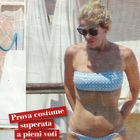 Alessia Marcuzzi dopo le rinunce in tv: sirenetta in bikini con la famiglia ad Antibes