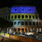 Il Colosseo si colora con la bandiera Ucraina: il giallo e il blu proiettati a sostegno di Kiev