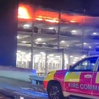 Londra, incendio all'aeroporto: cancellati tutti i voli. Esplosioni e fiamme nel parcheggio con 1.200 auto: «Ci sono feriti»