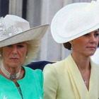 Kate e re Carlo operati, chi guida ora il Paese? «Il regno è nelle mani di Camilla, è lei la reggente»