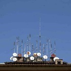 Roma, morto nella caduta dal tetto: voleva riparare l'antenna della tv, dramma al telefono col figlio
