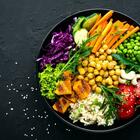 Dieta contro l'aumento di peso e l'obesità, i cibi che andrebbero mangiati ogni giorno: dalle verdure ai latticini, ecco la guida