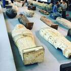 Egitto, nuova incredibile scoperta a Saqqara: 100 sarcofagi faraonici, mummie, statue e maschere dorate