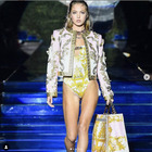 Kate Moss, la figlia Lila in passerella per Versace con il sensore per il diabete in vista: «Normalizziamo la malattia»
