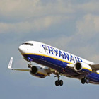 Ryanair, la denuncia choc di una donna: «Mi hanno fatto indossare in volo una mascherina usata»