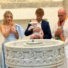Alfonso Signorini battezza il bambino di Clizia Incorvaia e Paolo Ciavarro: «Gabriele è anche figlio mio»