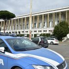 Roma, scippatore in fuga finisce dentro una caserma della polizia: arrestato