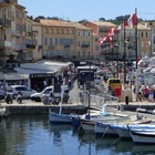 Saint-Tropez, la mancia da 500 euro è troppo bassa. Cliente italiano inseguito dal cameriere: «Ne deve lasciare almeno mille»