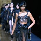 Naomi Campbell sfila per Dolce&Gabbana
