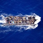 Migranti, Marina soccorre gommone con 90 alla deriva: «Nessuna vittima»