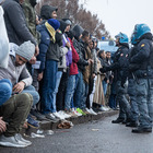 Caos migranti davanti alla Questura a Milano: la polizia spara i lacrimogeni. Cos'è accaduto