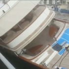 Yacht si ribalta nel porto di Genova: evacuate le persone a bordo. Ci sono feriti