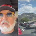 Flavio Briatore, lo sfogo in autostrada: «Sono in coda da mezz'ora, in estate allora come faremo?» VIDEO
