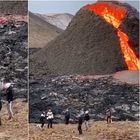 Giocano a pallavolo a pochi passi dal vulcano in eruzione