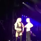 Britney Spears presenta il fidanzato 23enne: guinzaglio e palpatine hot sul palco