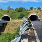 Incidente choc a Salerno, tir precipita da un viadotto sull'autostrada A2: due morti FOTO
