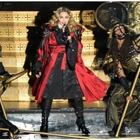 Madonna, show nel concerto a Milano: 11mila fan in delirio. Due ore di ritardo, il tutore al ginocchio: cosa è successo