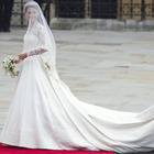 Kate Middleton, la rivelazione sulle nozze: «Pianse dietro le quinte per l'abito da sposa»
