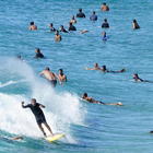 Australia, le persone fanno surf durante l'emergenza Coronavirus