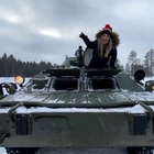 Ucraina, tiktoker insegna a guidare i tank abbandonati dai russi: il tutorial diventa virale