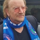 Bono Vox a Napoli, sciarpa al collo festeggia il compleanno: «Sono allergico alla Juventus»