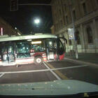 Bus senza conducente invade il viale: terrore in pieno centro a Bologna