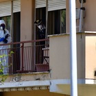 Via Fani, i carabinieri del Ris esaminano un cadavere carbonizzato ritrovato su un balcone