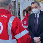 Draghi si vaccina al centro della stazione Termini con la moglie. Le immagini